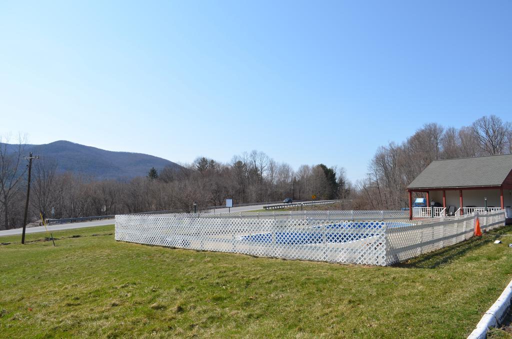 Ladd Brook Inn Pownal Exterior photo